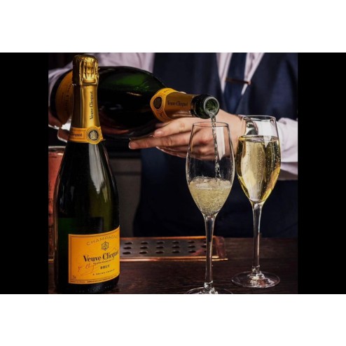 UMA NOITE ENTRE TAÇAS DE VEUVE CLICQUOT